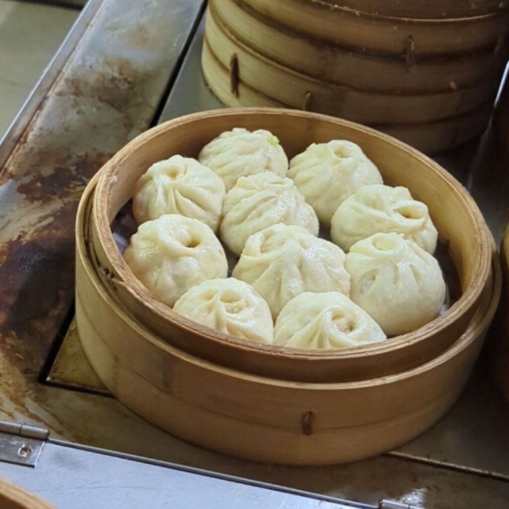 台北美食｜什麼? 小籠包也可以吃到飽? 北投市場在地人從小吃到大｜從中午賣到宵夜｜燒賣也超推薦