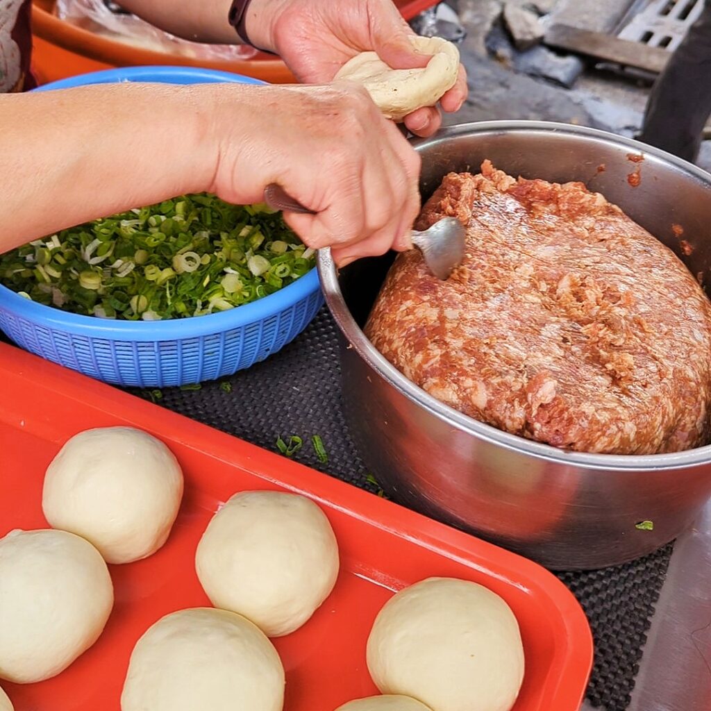 桃園美食｜中壢龍岡-忠貞市場｜下午才開賣的無名蔥肉餅｜排隊美食-下午茶超推薦