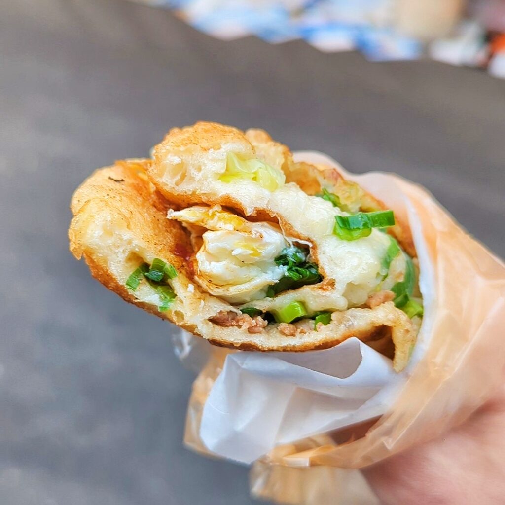 桃園美食｜中壢龍岡-忠貞市場｜下午才開賣的無名蔥肉餅｜排隊美食-下午茶超推薦