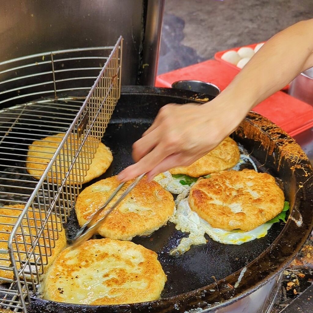 桃園美食｜中壢龍岡-忠貞市場｜下午才開賣的無名蔥肉餅｜排隊美食-下午茶超推薦
