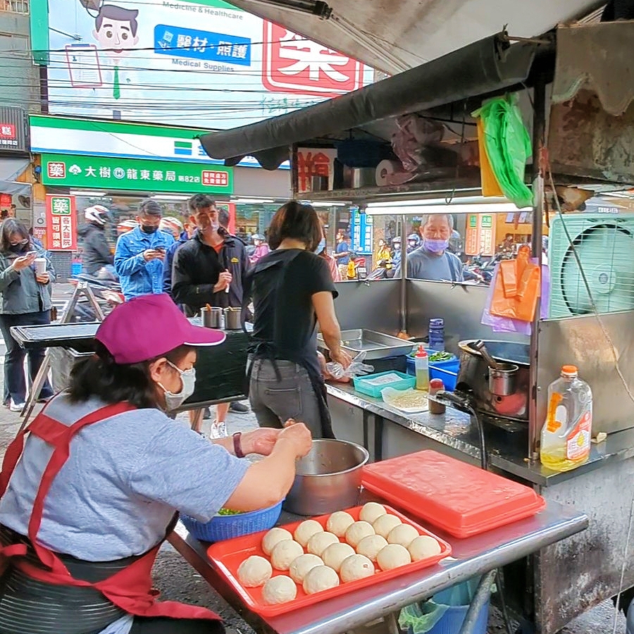 桃園美食｜中壢龍岡-忠貞市場｜下午才開賣的無名蔥肉餅｜排隊美食-下午茶超推薦