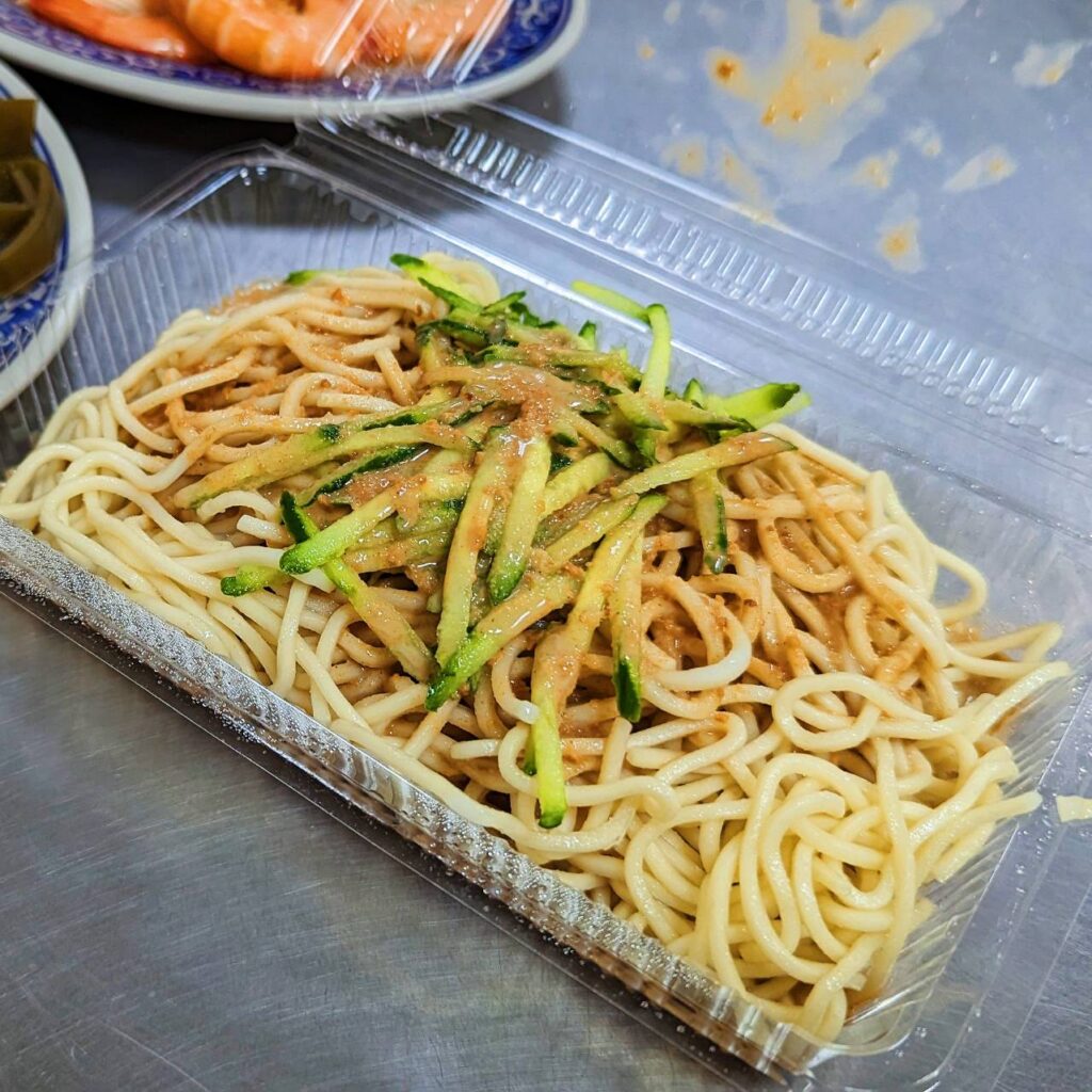新北美食｜鶯歌｜哥哥纏麵食館 - 在地推薦古早味鍋燒麵、涼麵，從早到凌晨都吃的到
