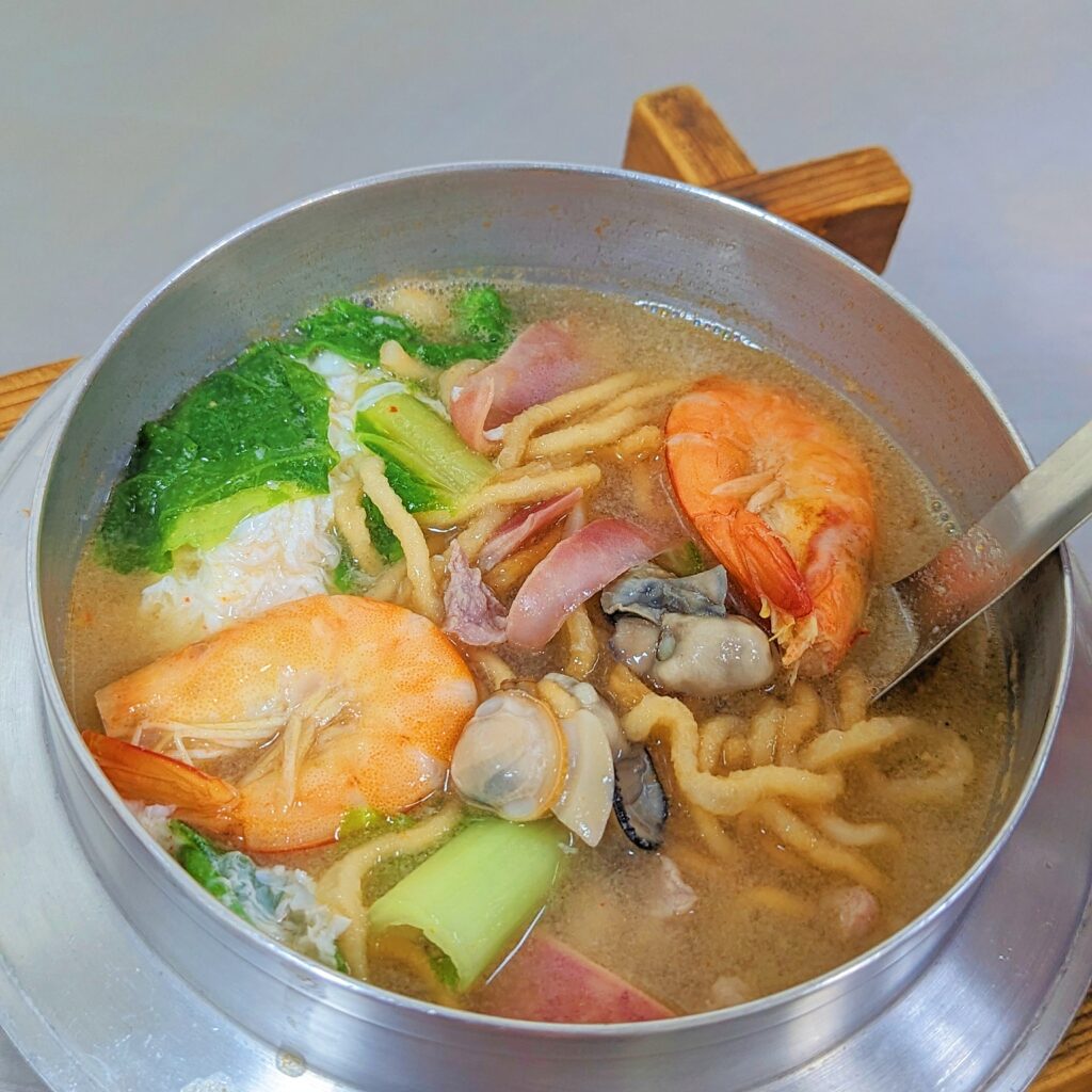 新北美食｜鶯歌｜哥哥纏麵食館 - 在地推薦古早味鍋燒麵、涼麵，從早到凌晨都吃的到