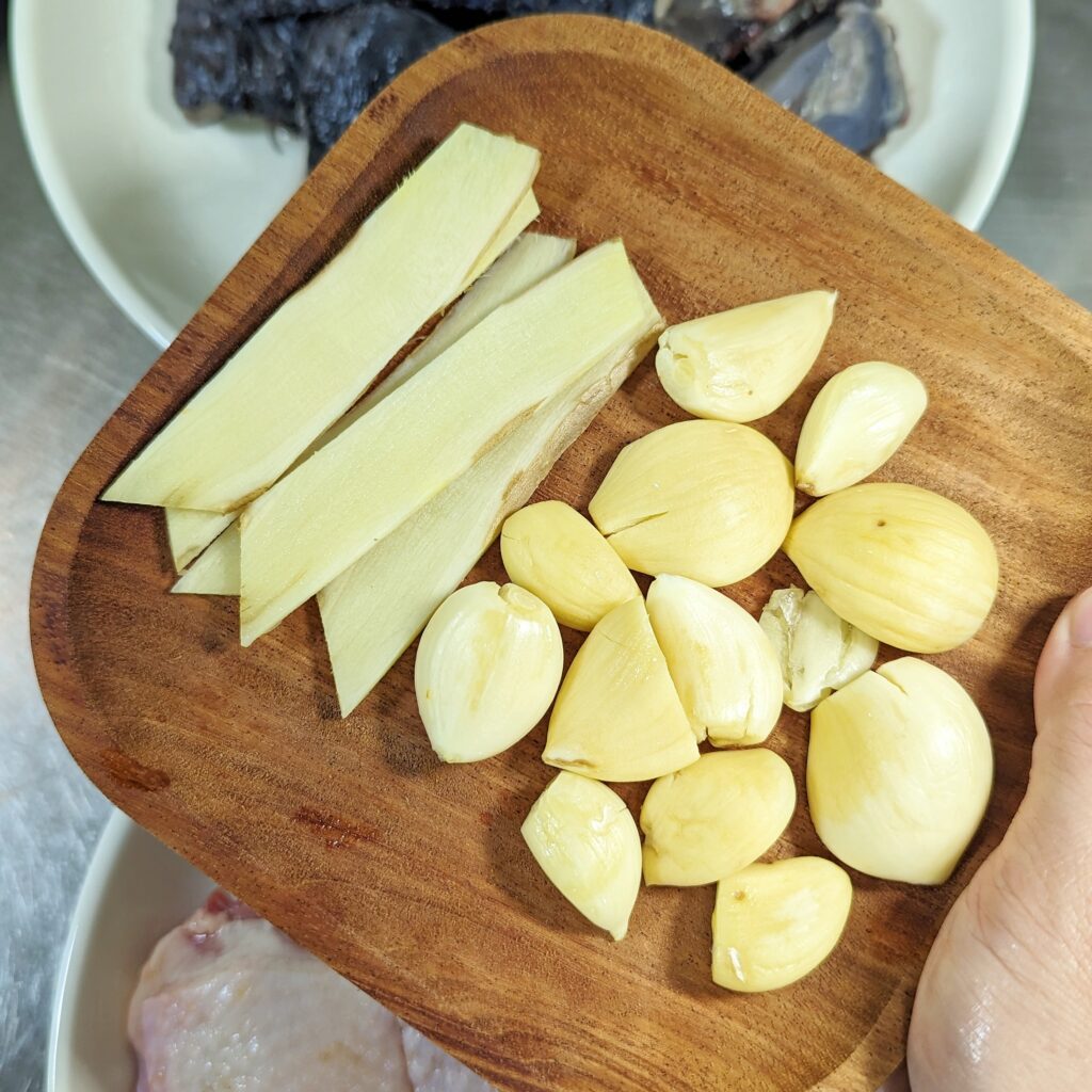 宅配美食開箱｜Kawa巧活食品 健康美味的無憂饗宴。秋天進補 – 懶人食譜交給你，蒜頭蛤蠣燉雞湯、雞湯火鍋