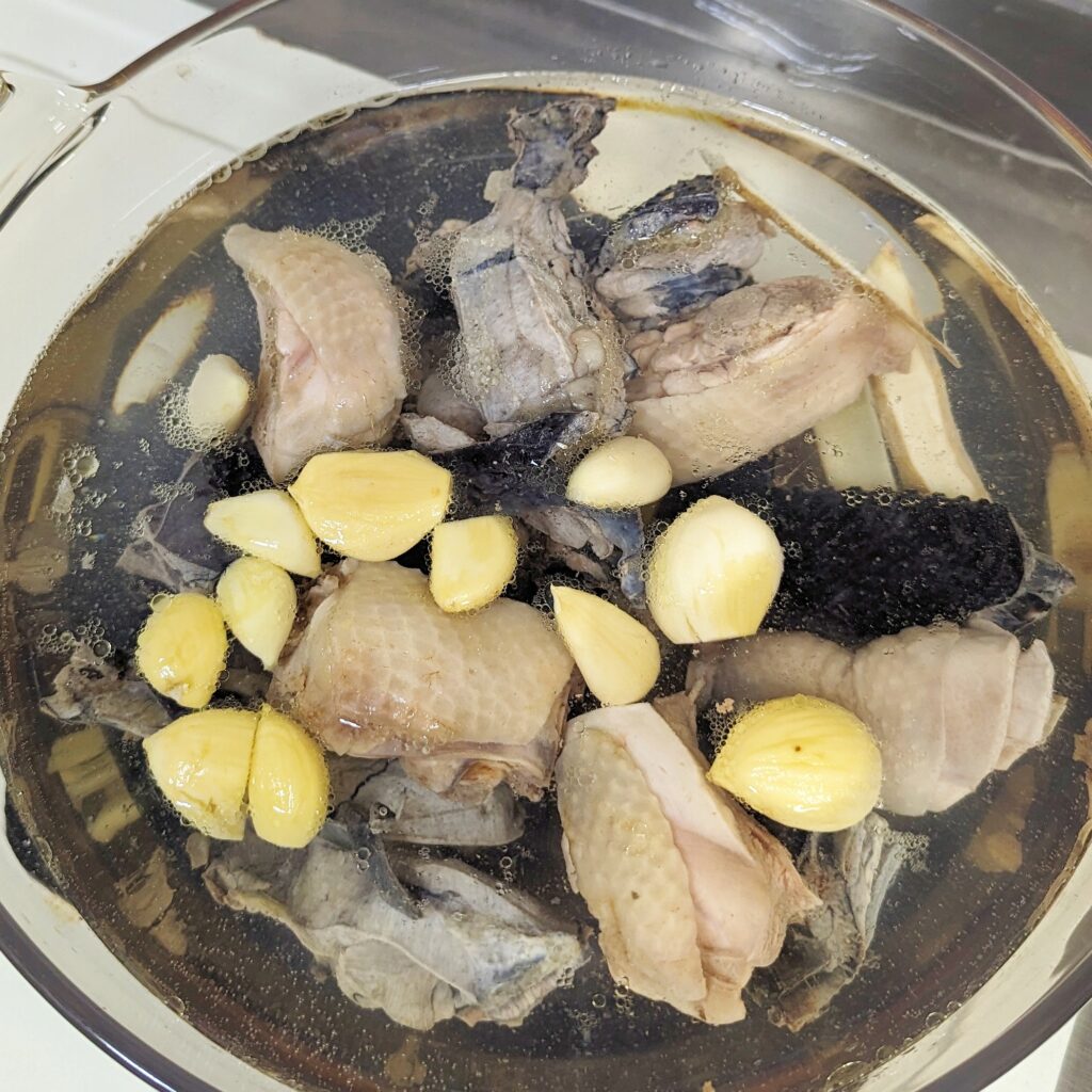 宅配美食開箱｜Kawa巧活食品 健康美味的無憂饗宴。秋天進補 – 懶人食譜交給你，蒜頭蛤蠣燉雞湯、雞湯火鍋