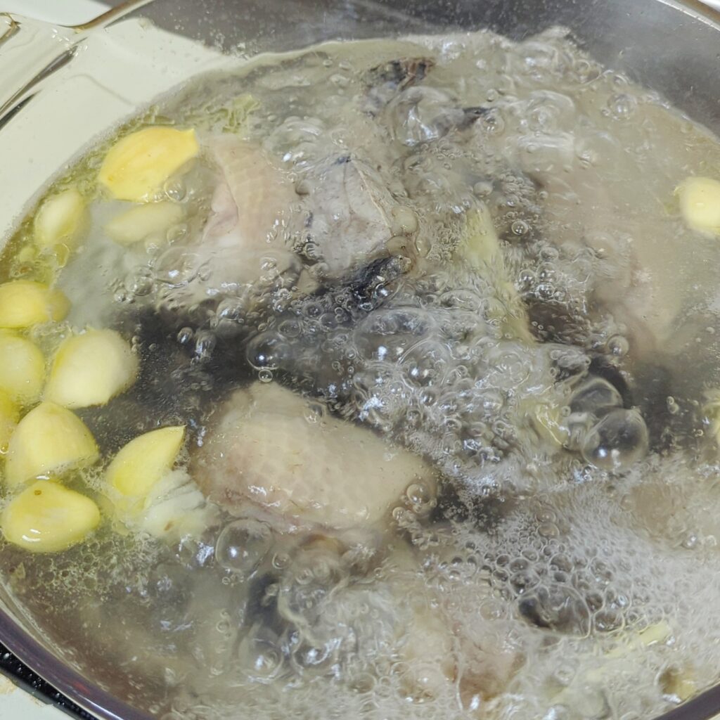 宅配美食開箱｜Kawa巧活食品 健康美味的無憂饗宴。秋天進補 – 懶人食譜交給你，蒜頭蛤蠣燉雞湯、雞湯火鍋