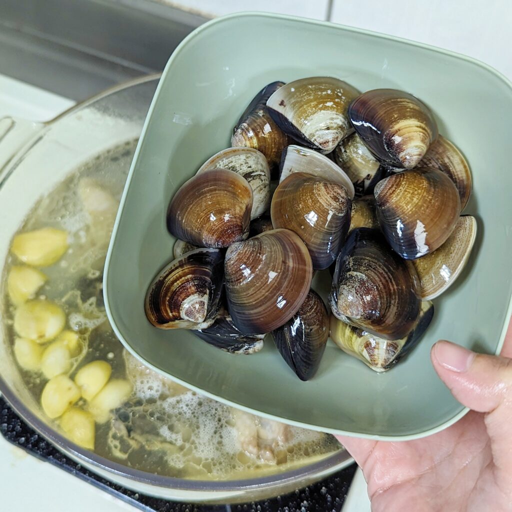 宅配美食開箱｜Kawa巧活食品 健康美味的無憂饗宴。秋天進補 – 懶人食譜交給你，蒜頭蛤蠣燉雞湯、雞湯火鍋