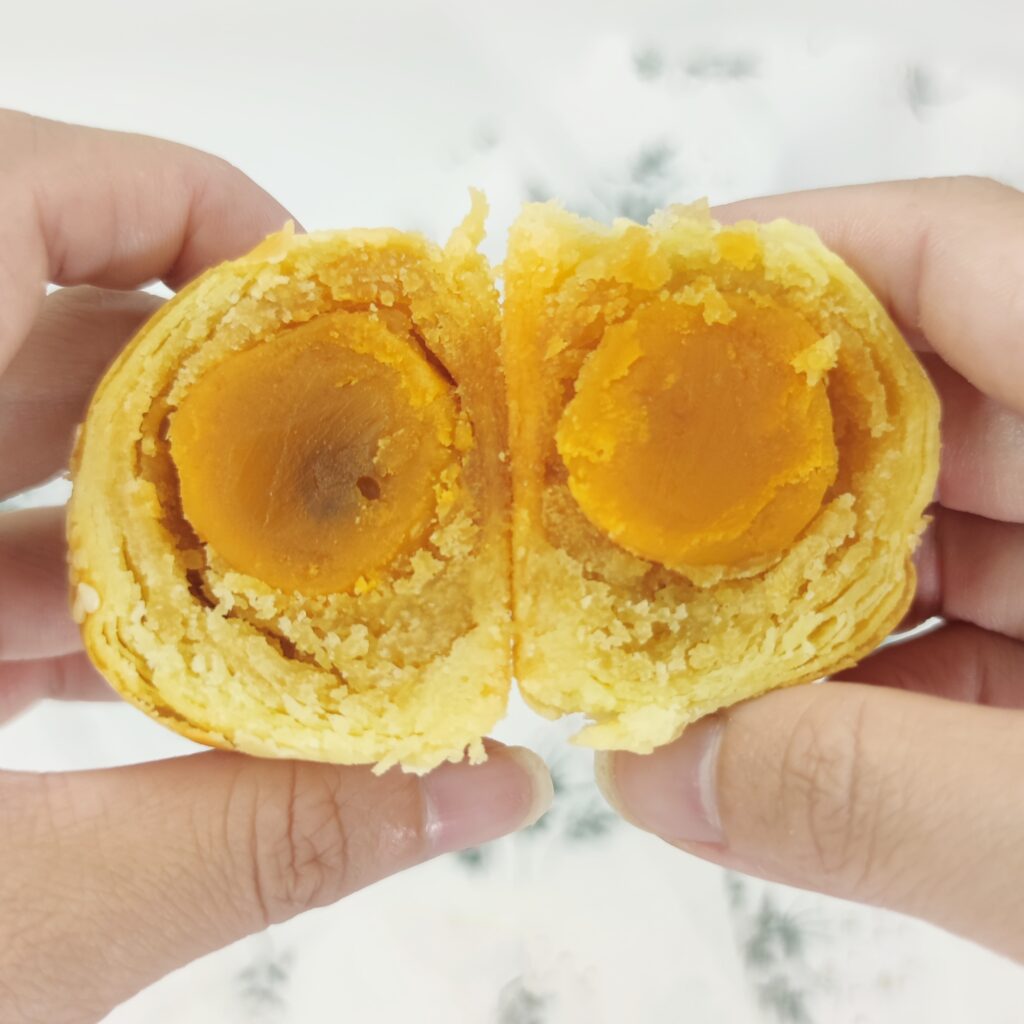 禮盒美食開箱｜家御滬曉月餅大團圓禮盒：中秋美味禮盒分享，烏豆沙蛋黃酥、金沙月圓酥、豆蓉蛋黃酥、低糖土鳳梨酥-美味開箱