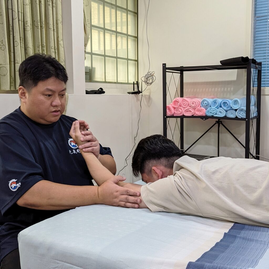 推拿體驗｜新莊輔大-元氣舒活 專業的運動按摩與肌筋膜放鬆，身體硬的像石頭，來這邊效果超顯著，久坐上族、運動員、重訓都適用
