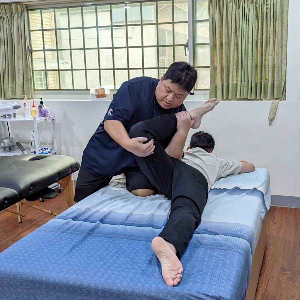 推拿體驗｜新莊輔大-元氣舒活 專業的運動按摩與肌筋膜放鬆，身體硬的像石頭，來這邊效果超顯著，久坐上族、運動員、重訓都適用