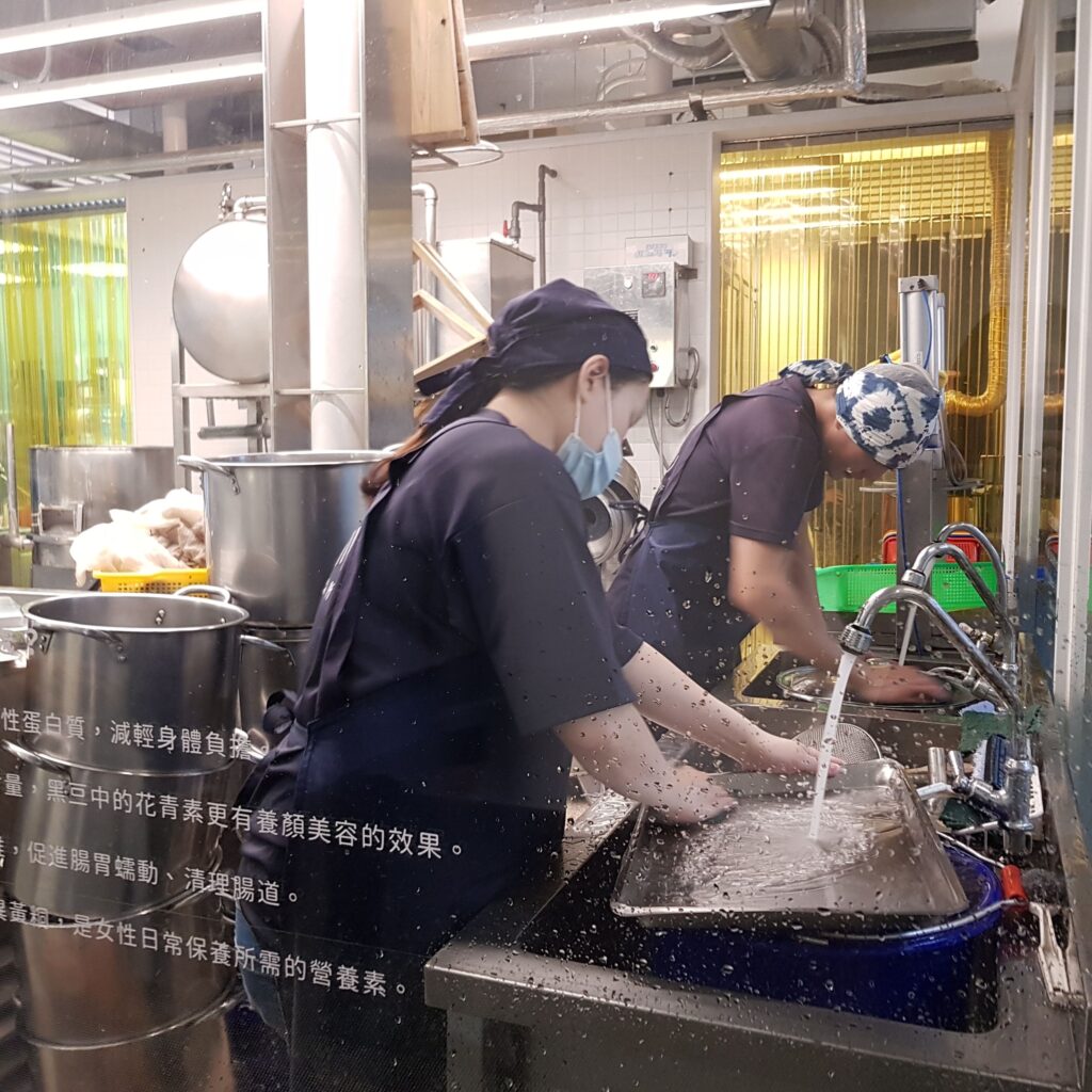 三峽地方創生-甘樂文創｜開箱甘樂茶事 碧螺春茶乳捲｜三峽特色伴手禮，濃厚茶味甜點與最好的親友一起分享吧！或是跟我一樣自己偷偷吃光