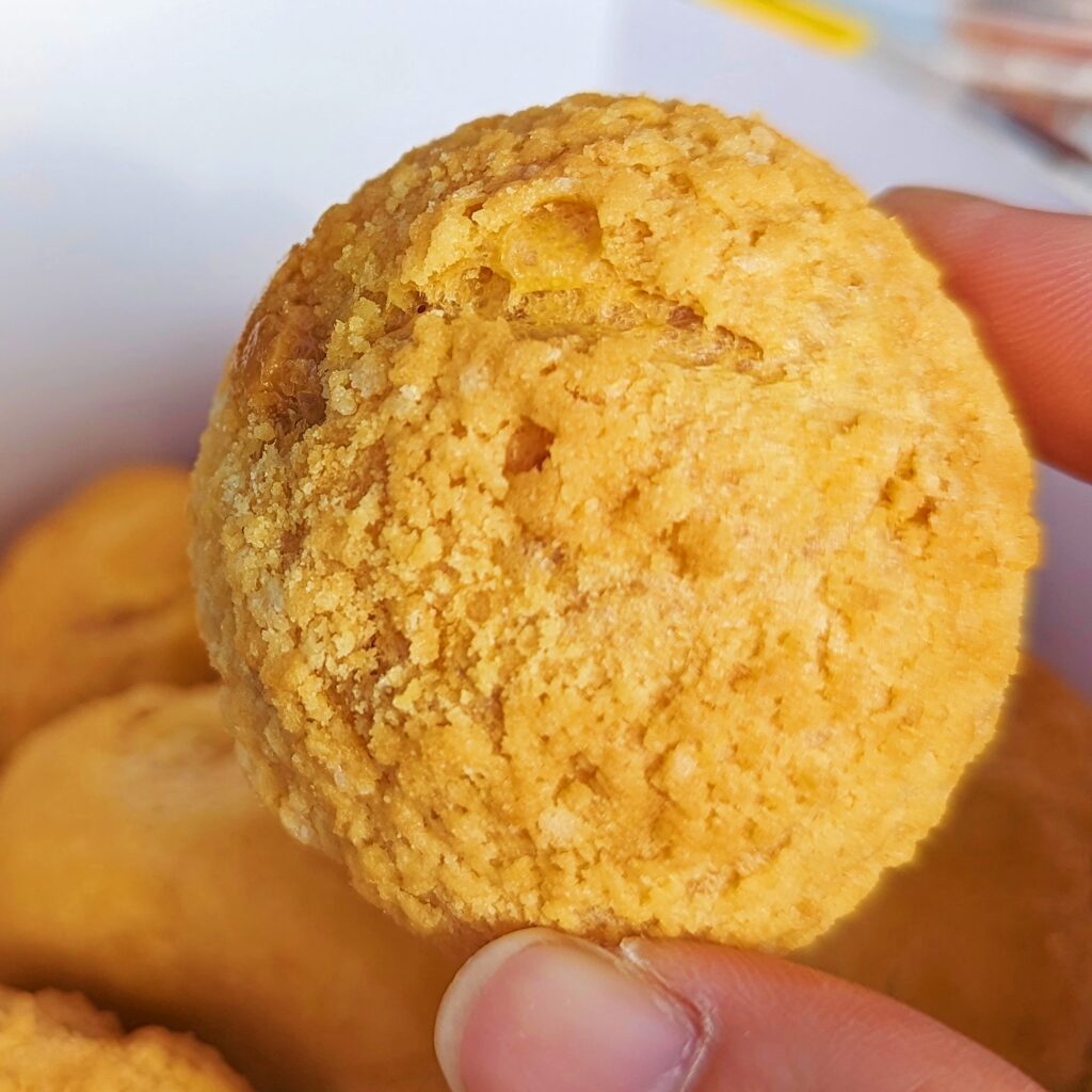 甜點禮盒｜興麥蛋捲必吃推薦！的牛奶醬菠蘿泡芙、花生醬菠蘿泡芙，卡滋卡滋，口感直接擄獲你，成為泡芙控的忠實粉絲。