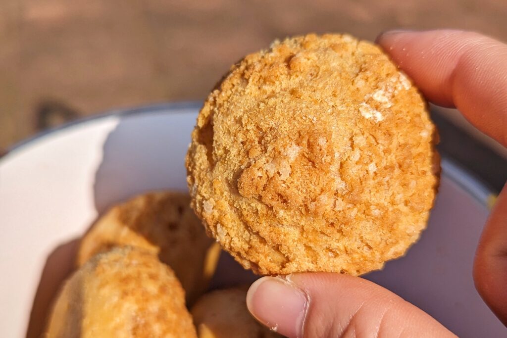 甜點禮盒｜興麥蛋捲必吃推薦！的牛奶醬菠蘿泡芙、花生醬菠蘿泡芙，卡滋卡滋，口感直接擄獲你，成為泡芙控的忠實粉絲。