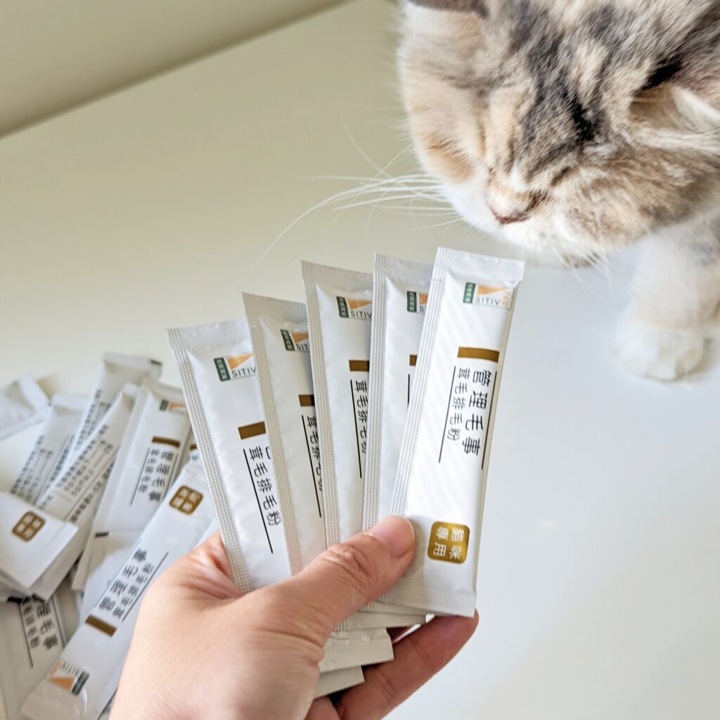 貓咪保健｜Pawsitive和樂茸茸｜這是屬於奴才擺脫貓毛的日記心得，我家貓主子化毛絕招-管理毛事茸毛排毛粉、貓咪毛髮營養品開箱分享