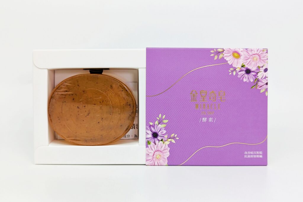 手工精油皂開箱｜King Strait金皇奇皂｜新北三重禮贈品店推薦給你，這款天然植萃皂-綿密泡泡讓肌膚潔淨舒爽又保濕，還可當成面膜使用哦！