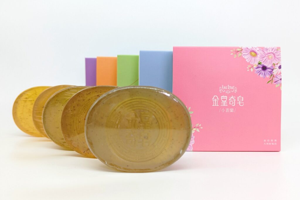 手工精油皂開箱｜King Strait金皇奇皂｜新北三重禮贈品店推薦給你，這款天然植萃皂-綿密泡泡讓肌膚潔淨舒爽又保濕，還可當成面膜使用哦！