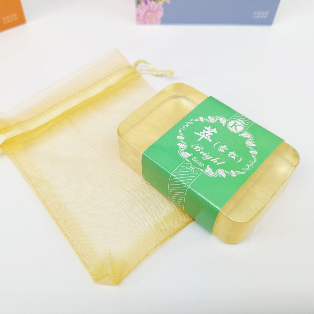 手工精油皂開箱｜King Strait金皇奇皂｜新北三重禮贈品店推薦給你，這款天然植萃皂-綿密泡泡讓肌膚潔淨舒爽又保濕，還可當成面膜使用哦！