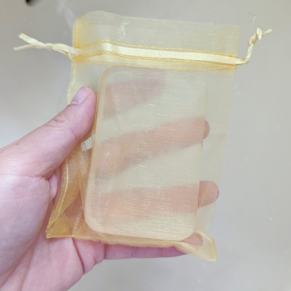 手工精油皂開箱｜King Strait金皇奇皂｜新北三重禮贈品店推薦給你，這款天然植萃皂-綿密泡泡讓肌膚潔淨舒爽又保濕，還可當成面膜使用哦！