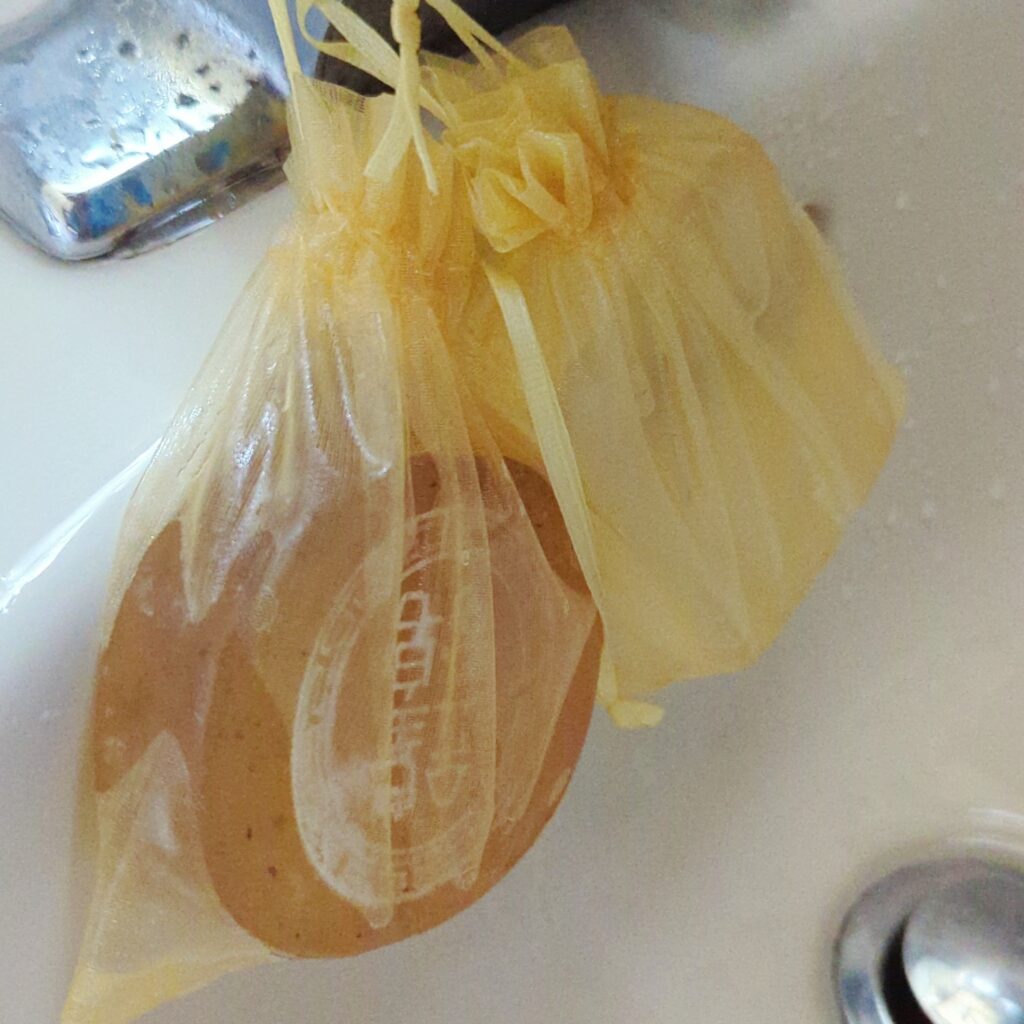 手工精油皂開箱｜King Strait金皇奇皂｜新北三重禮贈品店推薦給你，這款天然植萃皂-綿密泡泡讓肌膚潔淨舒爽又保濕，還可當成面膜使用哦！