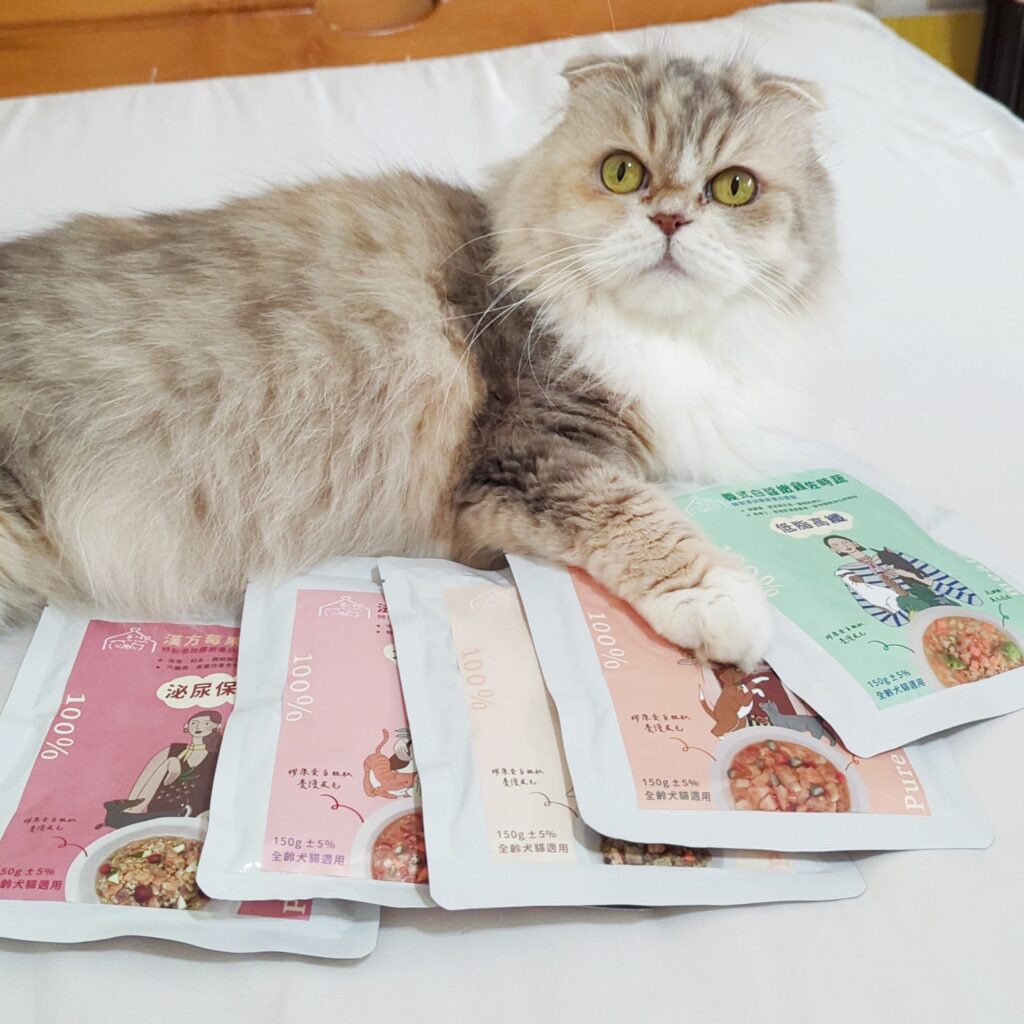 貓咪最愛｜寵心出發Pet Tomodachi｜貓咪狗狗都能吃的寵物餐包推薦-鮮食機能餐包，來自台灣的品牌，MIT製造，使用100%天然食材，透過食物幫寵物補充營養。