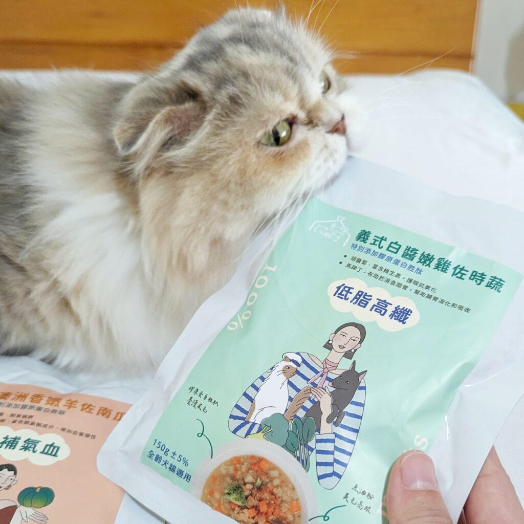 貓咪最愛｜寵心出發Pet Tomodachi｜貓咪狗狗都能吃的寵物餐包推薦-鮮食機能餐包，來自台灣的品牌，MIT製造，使用100%天然食材，透過食物幫寵物補充營養。
