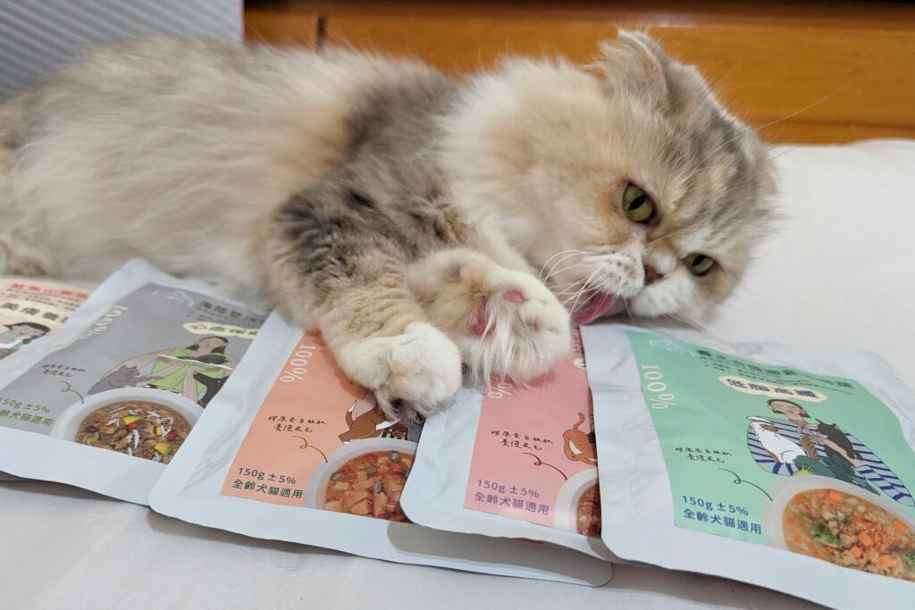 貓咪最愛｜寵心出發Pet Tomodachi｜貓咪狗狗都能吃的寵物餐包推薦-鮮食機能餐包，來自台灣的品牌，MIT製造，使用100%天然食材，透過食物幫寵物補充營養。