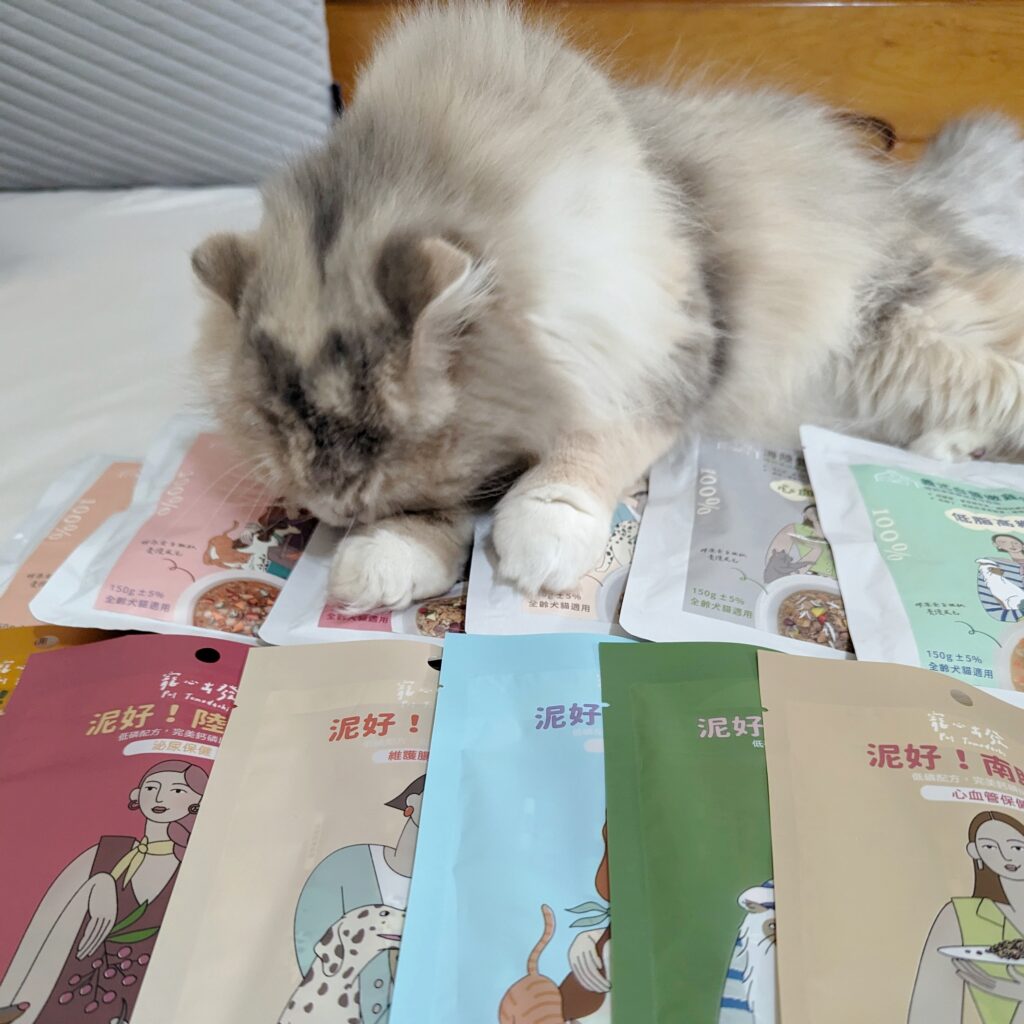貓咪最愛｜寵心出發Pet Tomodachi｜貓咪狗狗都能吃的寵物餐包推薦-鮮食機能餐包，來自台灣的品牌，MIT製造，使用100%天然食材，透過食物幫寵物補充營養。