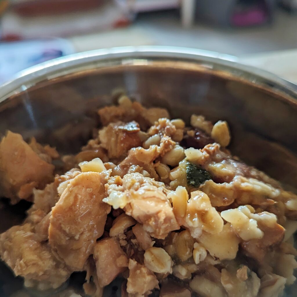 貓咪最愛｜寵心出發Pet Tomodachi｜貓咪狗狗都能吃的寵物餐包推薦-鮮食機能餐包，來自台灣的品牌，MIT製造，使用100%天然食材，透過食物幫寵物補充營養。