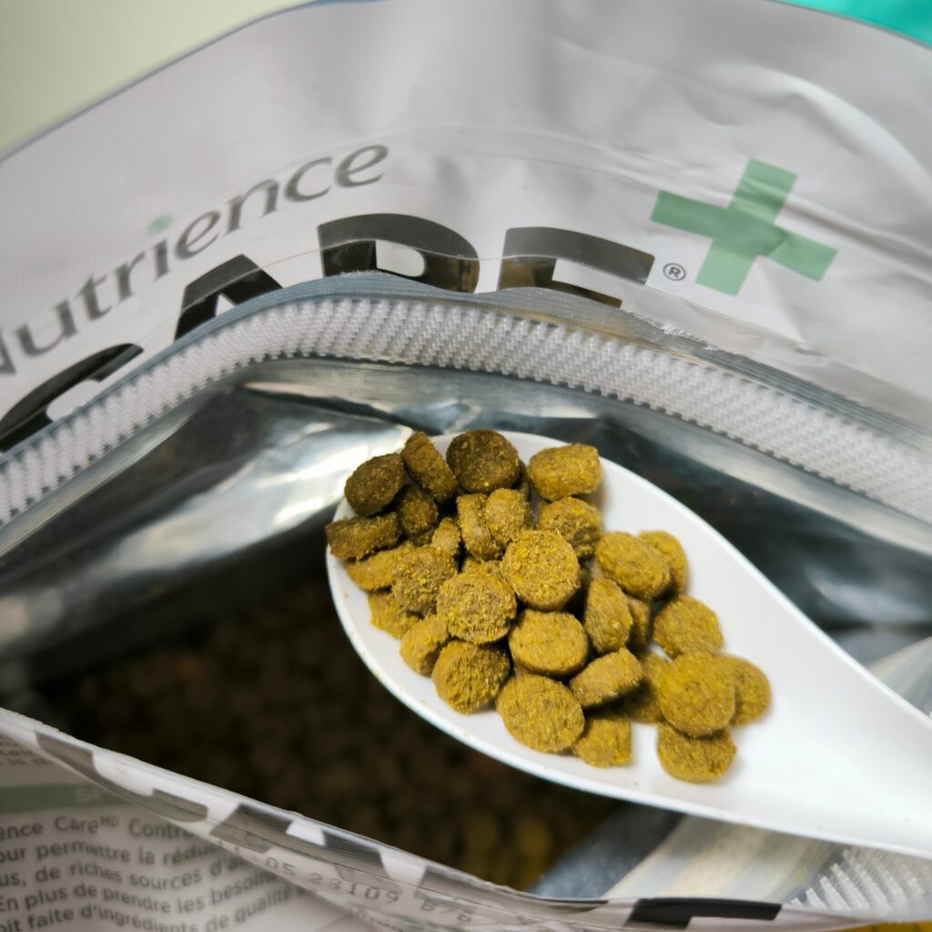 無穀低敏處方飼料開箱｜八犬寵物｜Nutrience紐崔斯CARE+評價，2024飼料推薦-毛球控制配方與口腔護理控制配方，長毛貓咪又不愛刷牙怎麼辦？只好從飲食著手改善！