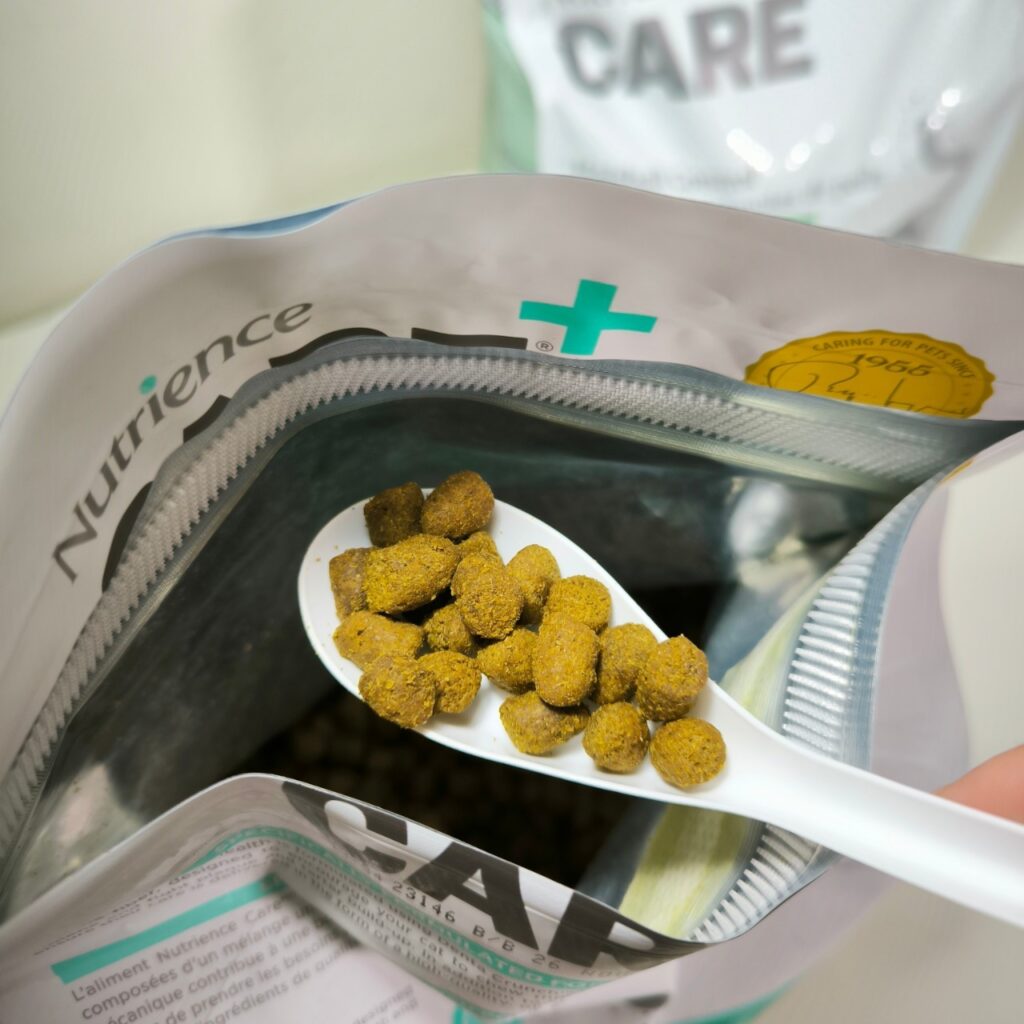 無穀低敏處方飼料開箱｜八犬寵物｜Nutrience紐崔斯CARE+評價，2024飼料推薦-毛球控制配方與口腔護理控制配方，長毛貓咪又不愛刷牙怎麼辦？只好從飲食著手改善！
