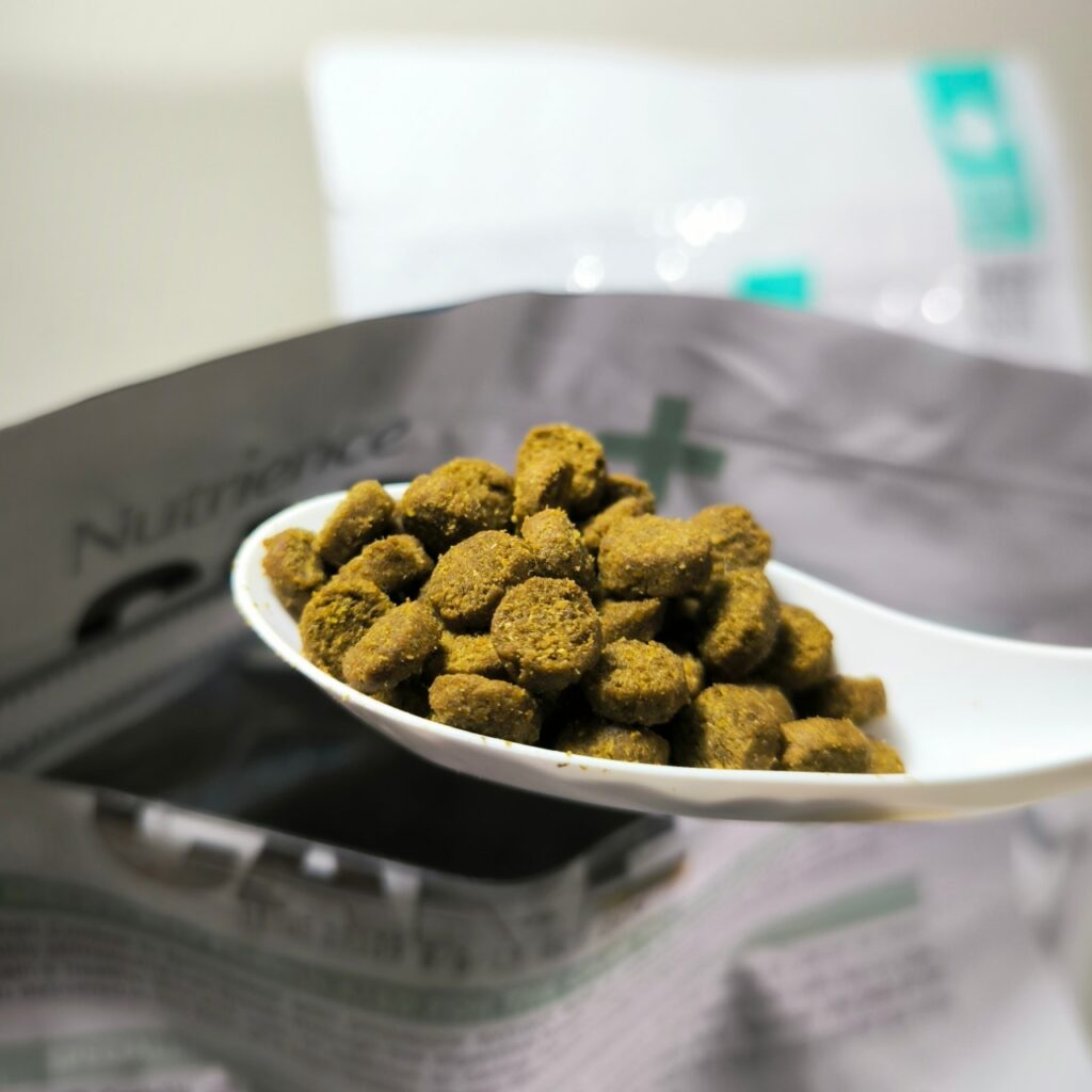 無穀低敏處方飼料開箱｜八犬寵物｜Nutrience紐崔斯CARE+評價，2024飼料推薦-毛球控制配方與口腔護理控制配方，長毛貓咪又不愛刷牙怎麼辦？只好從飲食著手改善！