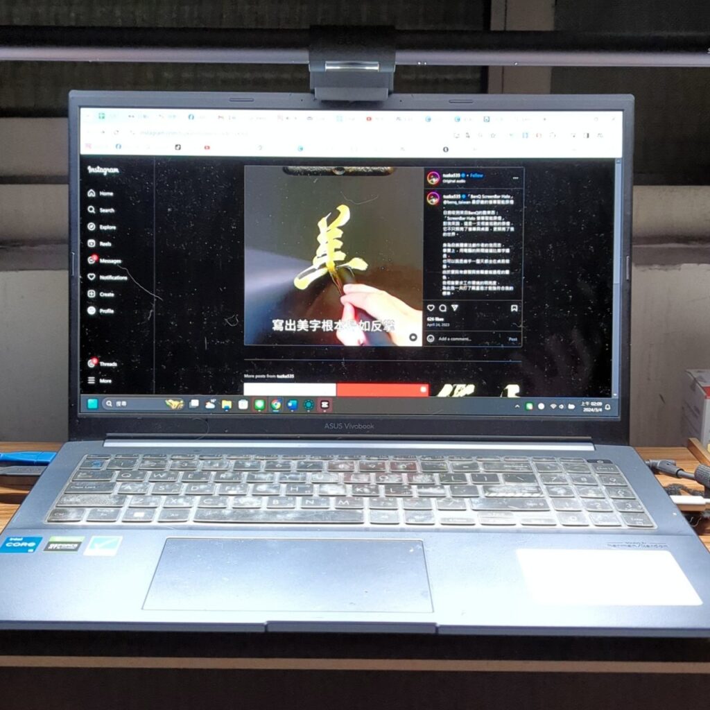3C開箱｜BenQ ScreenBar Halo 螢幕智能掛燈｜利用舒適照明抵擋長期螢幕造成的眼睛不順。三種補光模式​，無線旋鈕，自動調光​（15 段亮度與 ANSI 國際標準的 8 段色溫隨我搭配）