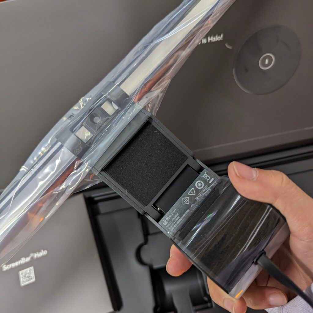 3C開箱｜BenQ ScreenBar Halo 螢幕智能掛燈｜利用舒適照明抵擋長期螢幕造成的眼睛不順。三種補光模式​，無線旋鈕，自動調光​（15 段亮度與 ANSI 國際標準的 8 段色溫隨我搭配）