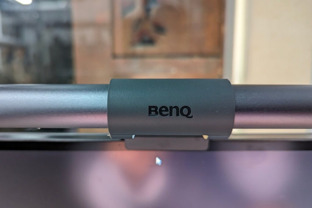 3C開箱｜BenQ ScreenBar Halo 螢幕智能掛燈｜利用舒適照明抵擋長期螢幕造成的眼睛不順。三種補光模式​，無線旋鈕，自動調光​（15 段亮度與 ANSI 國際標準的 8 段色溫隨我搭配）