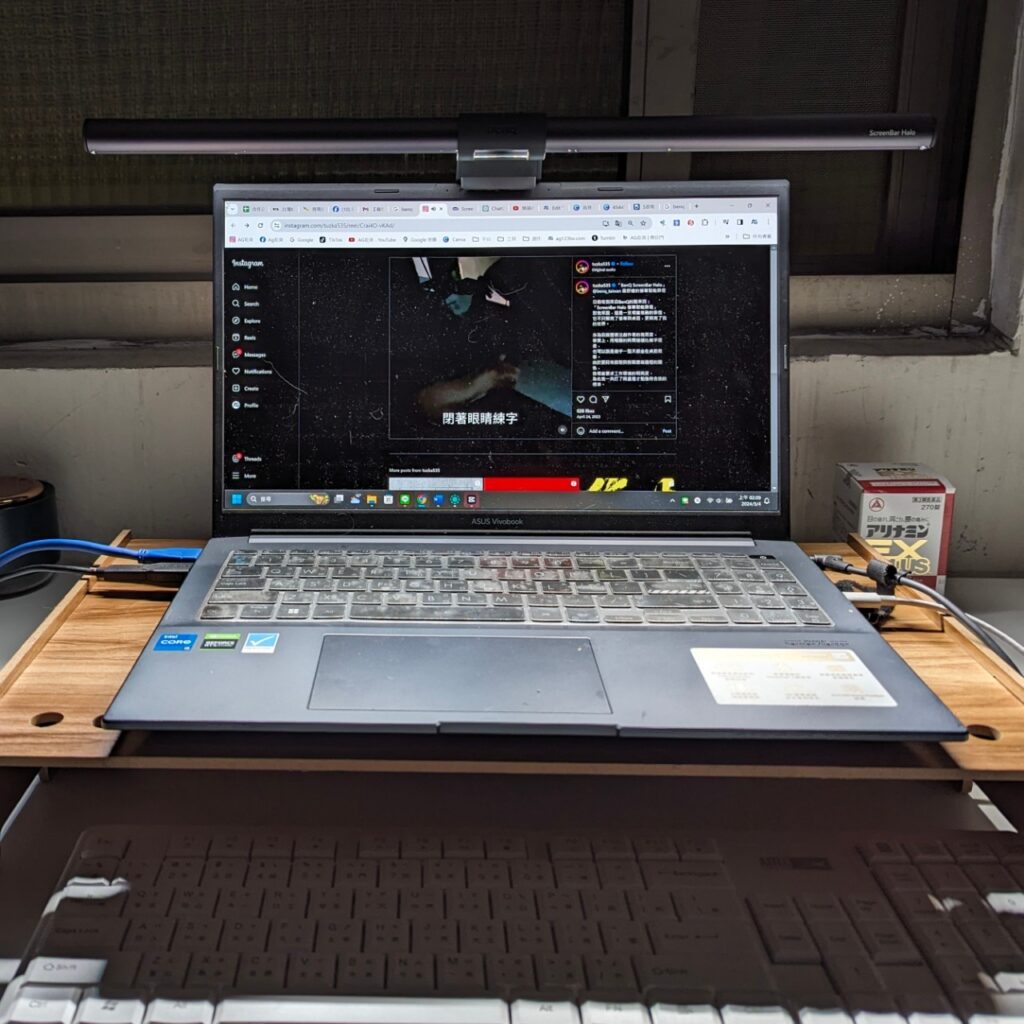 3C開箱｜BenQ ScreenBar Halo 螢幕智能掛燈｜利用舒適照明抵擋長期螢幕造成的眼睛不順。三種補光模式​，無線旋鈕，自動調光​（15 段亮度與 ANSI 國際標準的 8 段色溫隨我搭配）