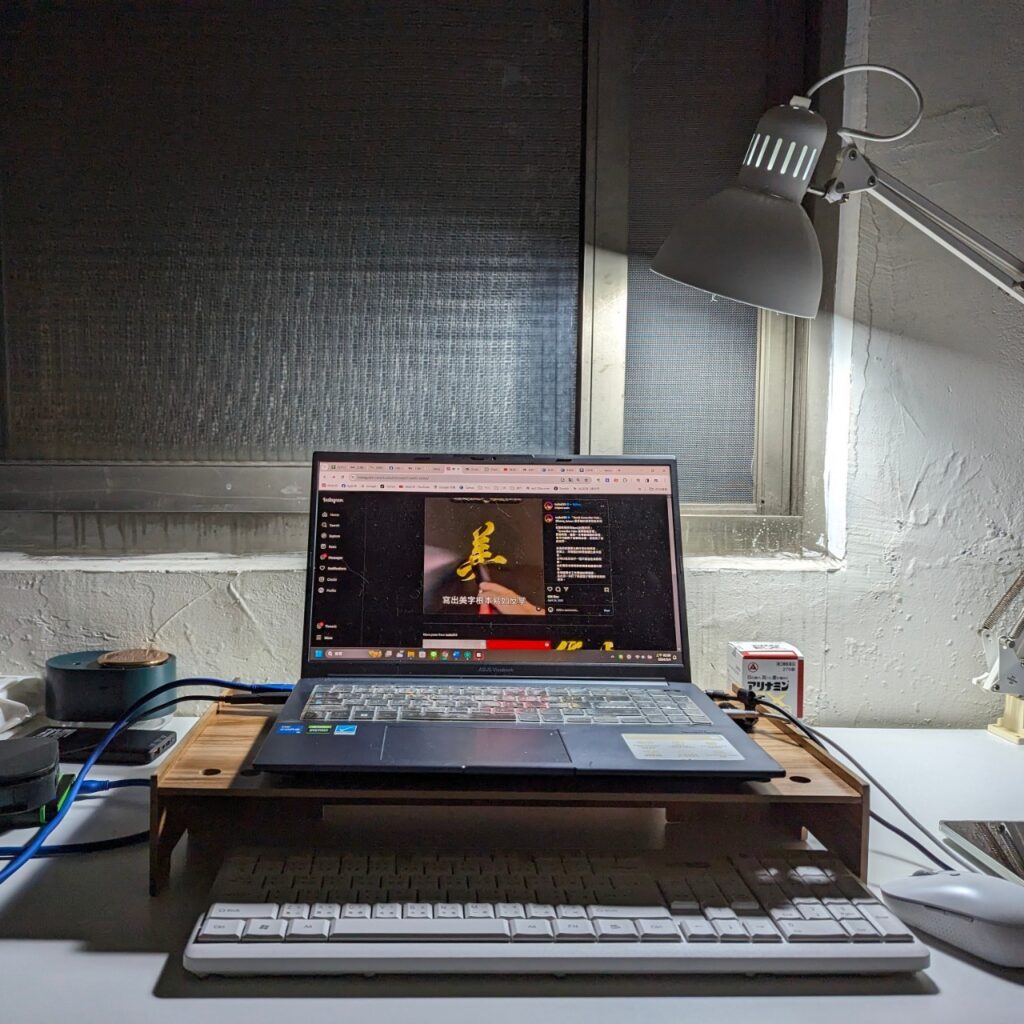 3C開箱｜BenQ ScreenBar Halo 螢幕智能掛燈｜利用舒適照明抵擋長期螢幕造成的眼睛不順。三種補光模式​，無線旋鈕，自動調光​（15 段亮度與 ANSI 國際標準的 8 段色溫隨我搭配）
