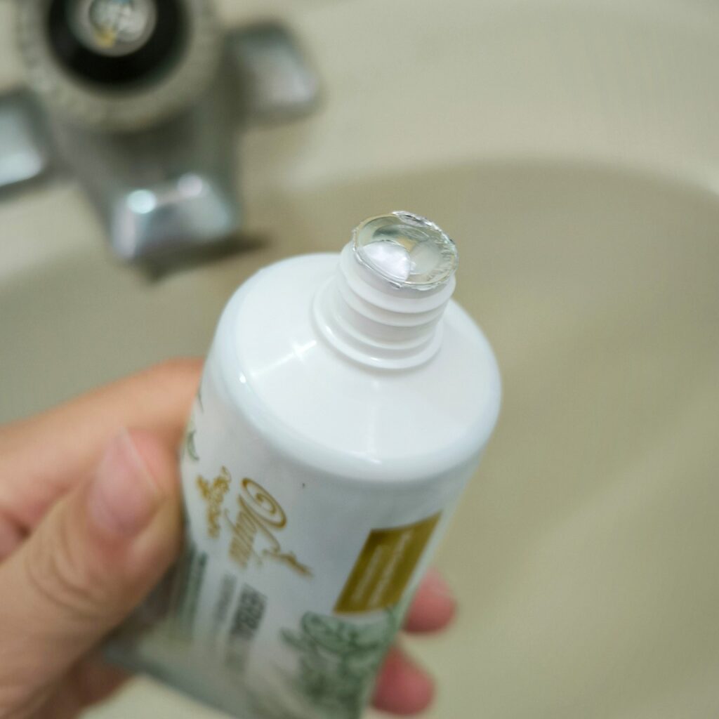 日常保養｜森活漫步｜沃爾芙植萃抗敏保健牙膏，一款讓人驚豔的草本牙膏！改善敏感牙齒尷尬處境，還我一個冷熱自由的快樂飲食吧！