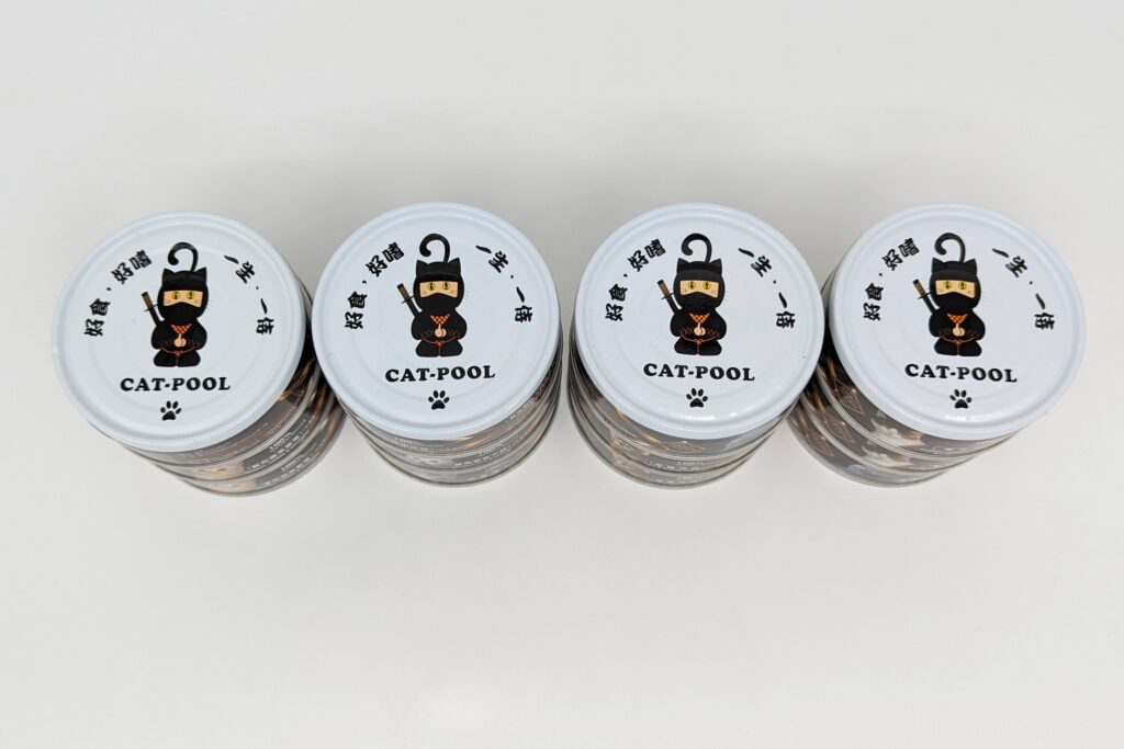 貓咪開箱｜貓侍Catpool｜MIT寵物友善品牌，升級版低敏食材天然主食罐，低磷罐頭推薦分享給你最可愛的貓貓們！泥狀罐罐貓咪接受度高，無牙老貓貓也能啃上幾口