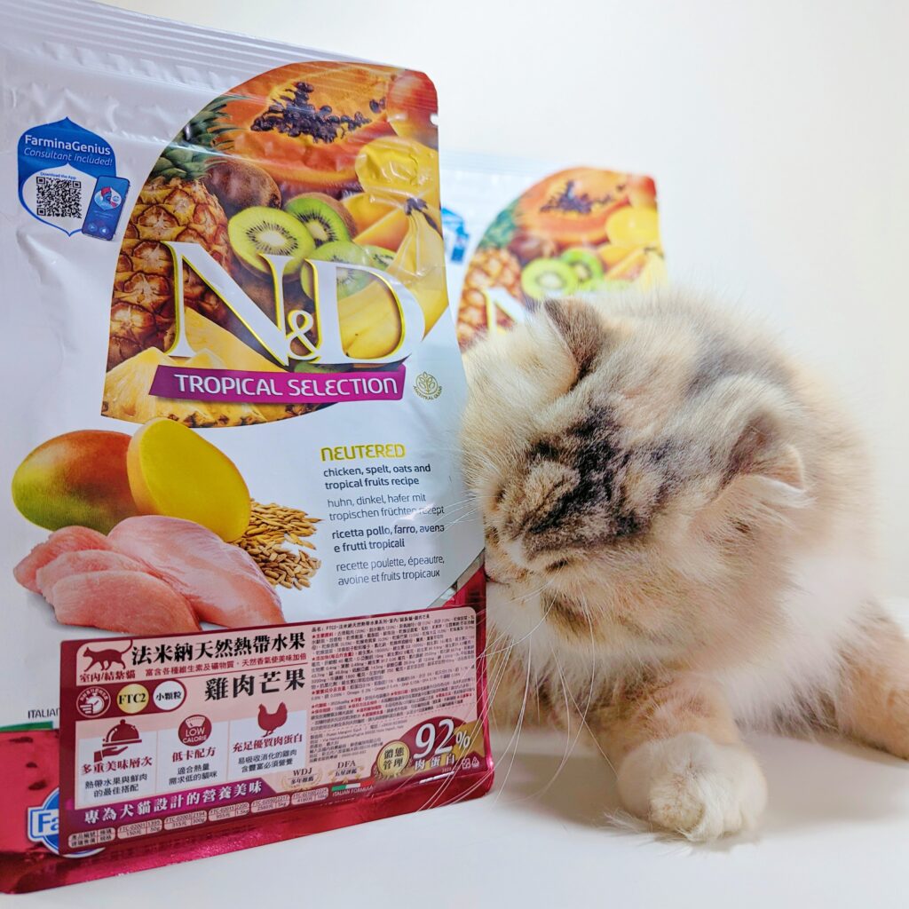 貓咪開箱｜Farmina法米納天然熱帶水果寵糧｜WDJ推薦飼料，天然等級處方，好消化，雞肉芒果口味(全齡貓)，水果豐富營養價值高，提供貓貓更多營養。這款讓臭臉貓愛不釋口，推薦！