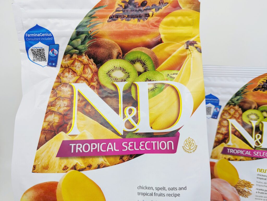 貓咪開箱｜Farmina法米納天然熱帶水果寵糧｜WDJ推薦飼料，天然等級處方，好消化，雞肉芒果口味(全齡貓)，水果豐富營養價值高，提供貓貓更多營養。這款讓臭臉貓愛不釋口，推薦！