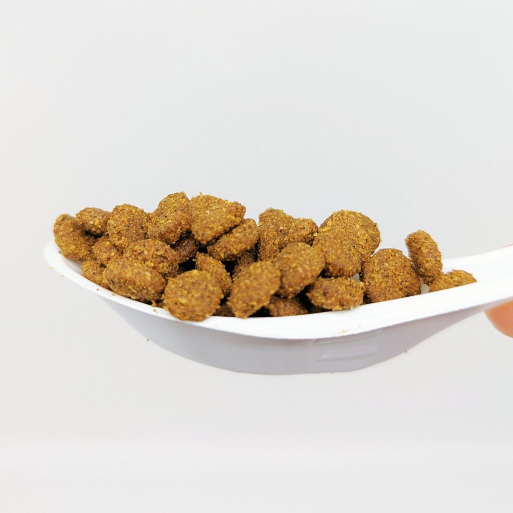 貓咪開箱｜Farmina法米納天然熱帶水果寵糧｜WDJ推薦飼料，天然等級處方，好消化，雞肉芒果口味(全齡貓)，水果豐富營養價值高，提供貓貓更多營養。這款讓臭臉貓愛不釋口，推薦！