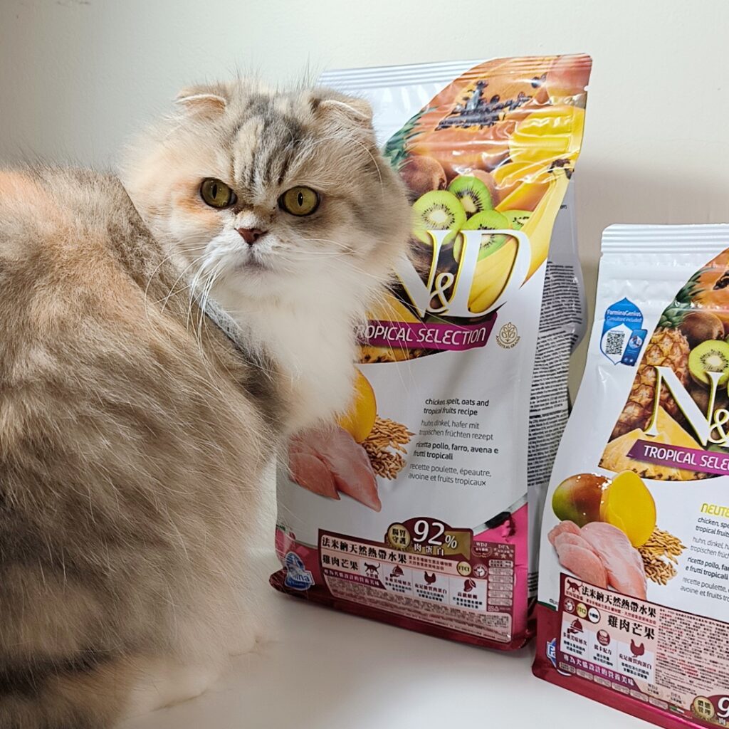 貓咪開箱｜Farmina法米納天然熱帶水果寵糧｜WDJ推薦飼料，天然等級處方，好消化，雞肉芒果口味(全齡貓)，水果豐富營養價值高，提供貓貓更多營養。這款讓臭臉貓愛不釋口，推薦！