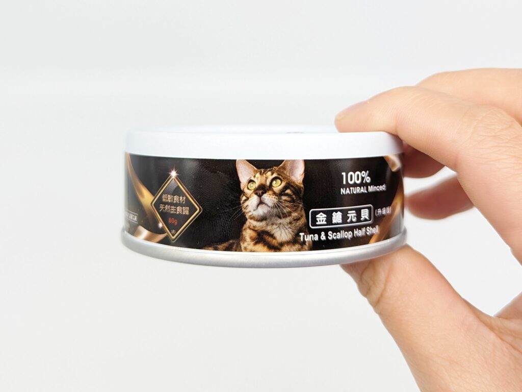 貓咪開箱｜貓侍Catpool｜MIT寵物友善品牌，升級版低敏食材天然主食罐，低磷罐頭推薦分享給你最可愛的貓貓們！泥狀罐罐貓咪接受度高，無牙老貓貓也能啃上幾口