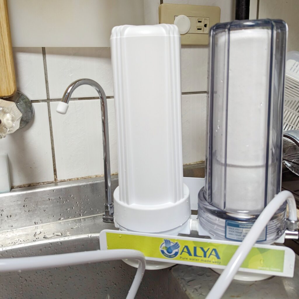 生活喝好水｜ALYA 歐漾｜桌上型雙道淨水器 濾水器｜小資族、出租族的好夥伴，免插電，即開即用，雙道過濾，除氯與水中雜質，健康用水好品質。