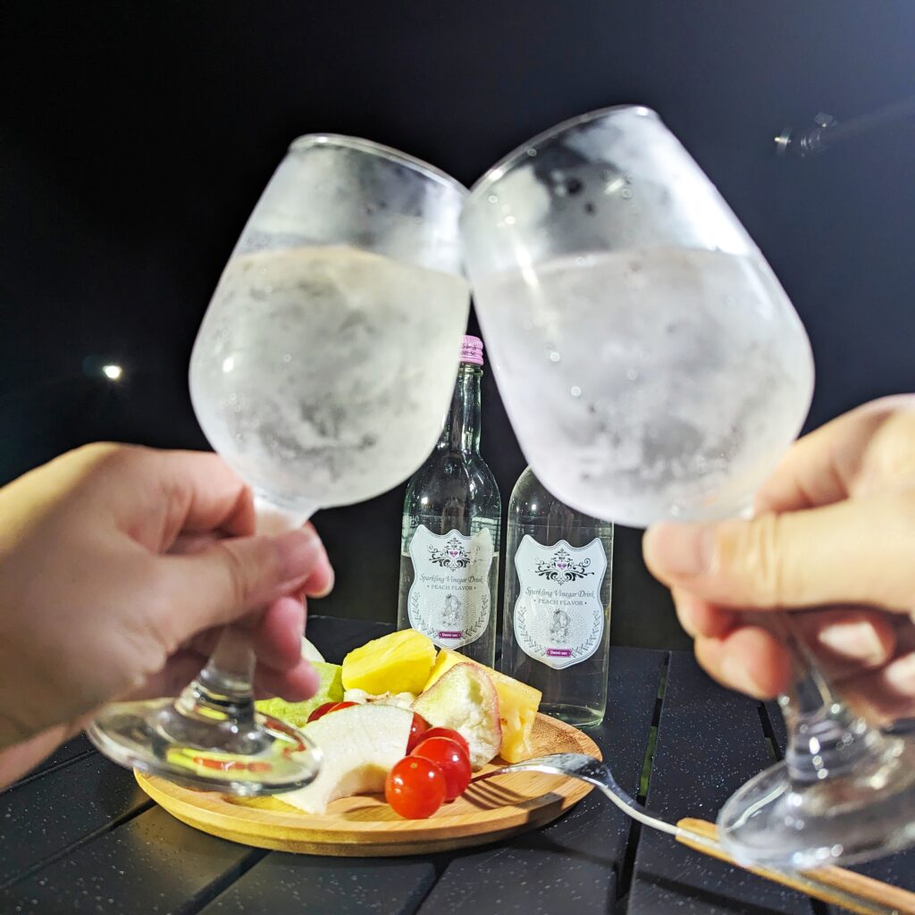 果醋氣泡飲推薦｜公主駕到｜ 野餐無酒精飲料推薦給你這款「氣泡水蜜桃果醋」來自寶島飲料，少女感、儀式感一次到位，既好喝又體面