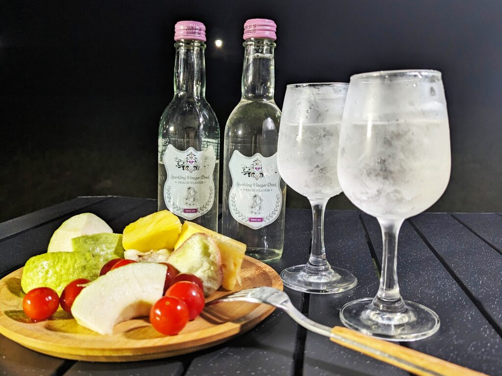 果醋氣泡飲推薦｜公主駕到｜ 野餐無酒精飲料推薦給你這款「氣泡水蜜桃果醋」來自寶島飲料，少女感、儀式感一次到位，既好喝又體面
