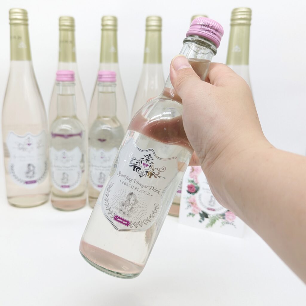 果醋氣泡飲推薦｜公主駕到｜ 野餐無酒精飲料推薦給你這款「氣泡水蜜桃果醋」來自寶島飲料，少女感、儀式感一次到位，既好喝又體面