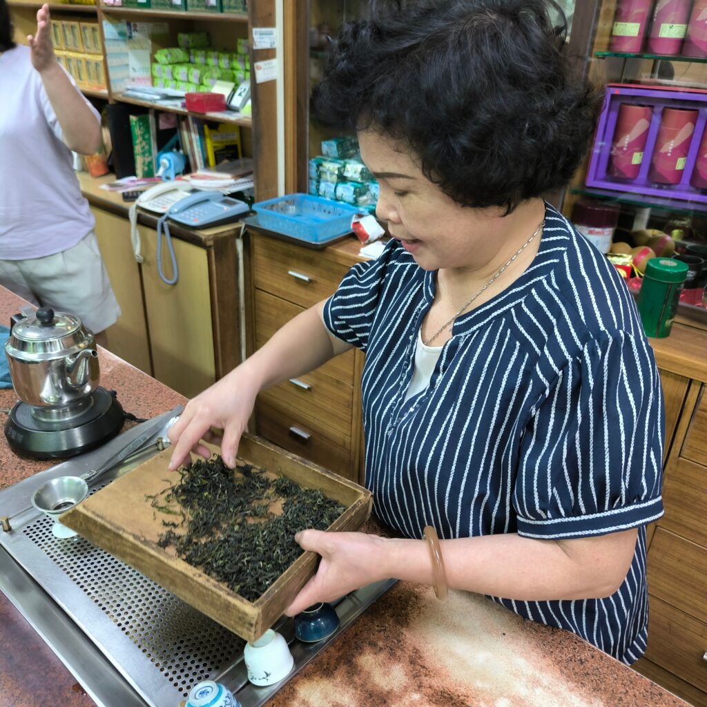 新北一日遊｜三峽藍金深度旅遊｜適合親子體驗，深入白雞山從採葉到藍染的製作過程全公開，冠軍茶葉廠品味三峽好茶