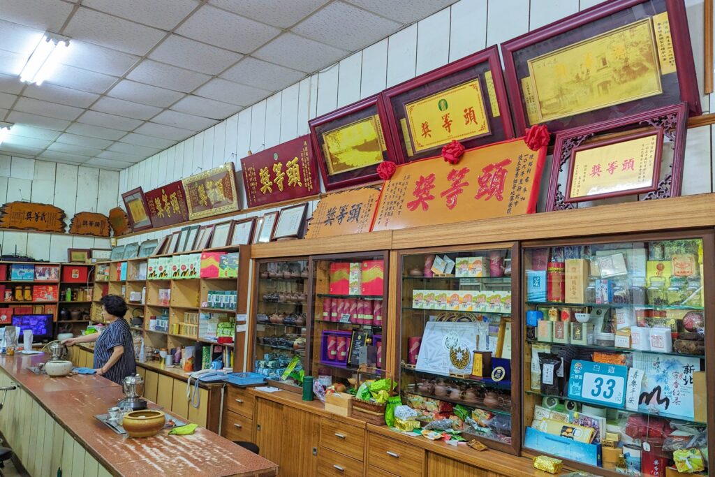 新北一日遊｜三峽藍金深度旅遊｜適合親子體驗，深入白雞山從採葉到藍染的製作過程全公開，冠軍茶葉廠品味三峽好茶