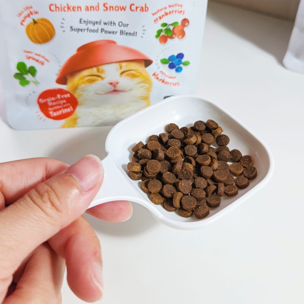 貓咪飼料｜囍碗Loveabowl｜來自加拿大的 天然無穀寵糧推薦：挑食貓好滿足的海陸饗宴無穀飼料，小顆好入口，小型貓咪也能大口吃